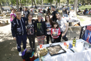 Una de les famílies que ahir van celebrar Dilluns de Pasqua al parc de les Basses.