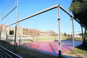 La pista polideportiva de La Bordeta solo conserva la estructura que soportaba la carpa. 