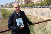 El periodista Xavier Bosch posa amb el llibre ‘La dona de la seva vida’.