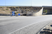 Vista del lugar del accidente en la rotonda que une la LL-11 con la C-13 en Lleida. 