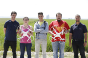 Iris Monfort, Àlex Ticó y Raül Esteve, tres de los participantes, junto a dos instructores de Hemav.