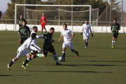 Varios jugadores locales rodean al visitante Cervantes, en una de las jugadas del partido que enfrentó al Borges ante el Sants.