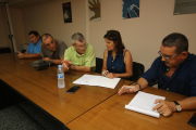 Los representantes sindicales antes de la reunión ayer en Lleida. 