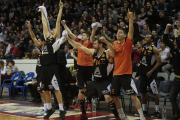 La banqueta de l’Actel Força Lleida celebra una de les cistelles dels seus companys davant del Castelló, en un partit plàcid durant la segona meitat.