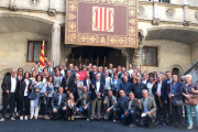 El president de la Diputació, Joan Reñé, amb un centenar d’alcaldes de Lleida al Palau.