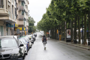 Una veïna creuant la rambla Ferran ahir en un punt on no hi ha cap pas zebra.