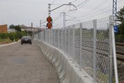 La base de la valla sobrepasa en la mayoría del tramo la línea blanca de la calzada en Vallcalent.  