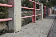 Alguns ancoratges de formigó del pont estan descalçats.