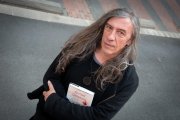 El músic Gerard Quintana posa amb la seua segona novel·la.