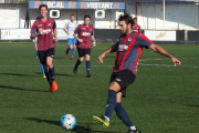 Un jugador del Tàrrega fa una passada davant la mirada d’altres jugadors.