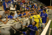 Un grupo de niños, que poblaron las gradas y en su mayoría pertenecían a los equipos de la base del club, felicitan a los  jugadores tras el partido.