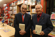 Lluís Foix estuvo acompañado ayer de Josep Vallverdú en la presentación en la librería Caselles.