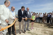 Rull y Reñé en el momento de inaugurar la estación meteorológica. 