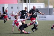 El davanter Vendrell, de l’Alpicat, intenta driblar un futbolista del Rubí en una acció del matx.