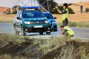 Agentes rurales en la zona en la que se originó el fuego.