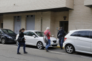 Mossos y abogados entran en el edificio de la calle Penedès para el registro del pasado lunes.