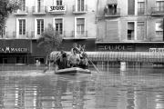 Una imagen para la historia: el 8 de noviembre de 1982, los últimos trabajadores de SEGRE que abandonaron la redacción, en aquel entonces en Rambla Ferran, lo hicieron en una lancha de Protección Civil.