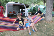 Mayores y niños ayer en el camping Noguera Pallaresa de Sort.