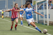 Patri, que va tornar a la titularitat després del gol a l’Oviedo, intenta salvar una pilota per la banda.