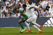 Borja Iglesias disputa el balón con el defensa madridista Militao, ayer durante el partido.