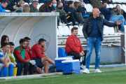 L'entrenador del Lleida Esportiu dona ordres als seus futbolistes.