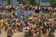 Els joves a la tradicional piscina de fang, l’activitat més participativa de la festa.