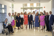 La reina Letizia junto a los miembros de la AECC, representantes del Gobierno central y Carlos López-Otín, entre otros, en el CaixaForum.