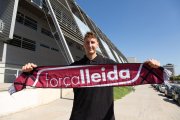 Vasilije Vucetic, ayer mostrando una bufanda del Força Lleida junto al pabellón Espai Fruita Barris Nord.