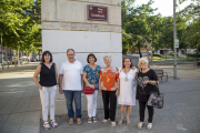 Miembros de la asociación de vecinos del Clot y Confluencias en la actual plaza de la Constitució.