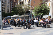 Imatge d’arxiu de terrasses a la plaça Ricard Viñes.