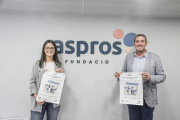 Helena Arnó y Enric Herrera, mostrando el cartel del acto. 