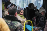 Un niño sentado en un autobús de evacuación en Kiev.