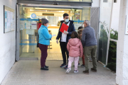 Varias personas ayer por la tarde en el exterior del CAP de Balàfia.