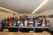 Los alumnos junto a los nueve ‘Xuklis’ que han creado para Afanoc.