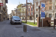 La pilona ubicada a l’accés a la zona comercial de Cervera.