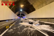 Imagen del estado en el que quedó el vehículo tras incendiarse en el interior del túnel. 