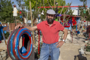 Juan Roig posa junto a uno de las instalaciones que tiene en el patio de su casa de Ciutat Jardí.