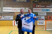 Renovación de Joan Cañellas  -  Cumplirá su décima temporada, ya que llegó en la 2012-13 y es un puntal del equipo. En la foto, el jugador de Vila-seca junto al presidente del club, Enric Duch.