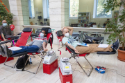 Dos de los donantes durante la jornada de ayer en el espacio habilitado en la Biblioteca Pública de Lleida.