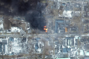 Imagen de satélite que muestra edificios y daños de los bombardeos en la ciudad de Mariupol.