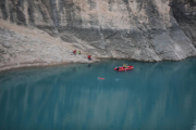 Los servicios de rescate ayer en el punto donde se localizó el cuerpo del fallecido en el pantano. 