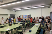 Estudiantes en una clase de inglés dirigida a jóvenes de entre 14 y 18 años.