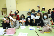 Uno de los grupos del colegio Camps Elisis en uno de los talleres de manualidades.