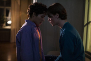 Simon (Omar Rudberg) davant el príncep Wilhelm (Edvin Ryding).