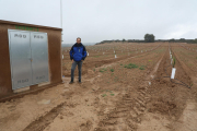 Pol Gort, a la finca plantada amb ametllers que ja rep aigua del pantà de l’Albagés.