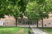 La puerta de acceso a Consultas Externas del Hospital Arnau de Vilanova desde el jardín del recinto.