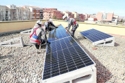 Operarios instalando placas fotovoltaicas la pasada semana.