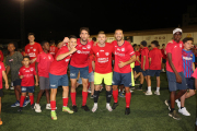Jugadores del Balaguer celebran el ascenso con algunos de los aficionados.