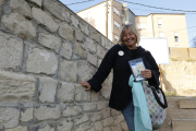 Alba Pijuan, con su libro, en los alrededores de lo que era la calle Maranyosa de Lleida.