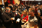 Carles Porta presentó y firmó ayer en el Cafè del Teatre de Lleida numerosos ejemplares de su nuevo libro, ‘Crims. Llum a la foscor’.